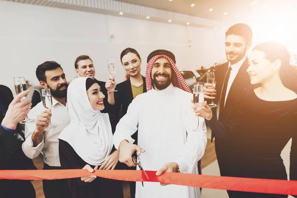 Arabischer Mann Tauwetter Eröffnet Neues Autohaus Mit Frau — Stockfoto