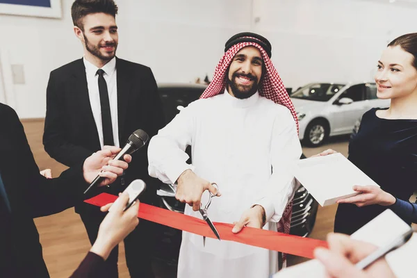 Arabischer Mann Tauwetter Eröffnet Neues Autohaus Mit Frau — Stockfoto
