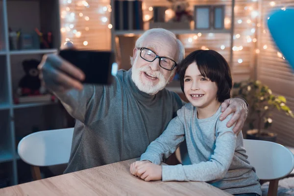 Nagyapa Unokája Selfie Véve Okostelefon Otthon — Stock Fotó