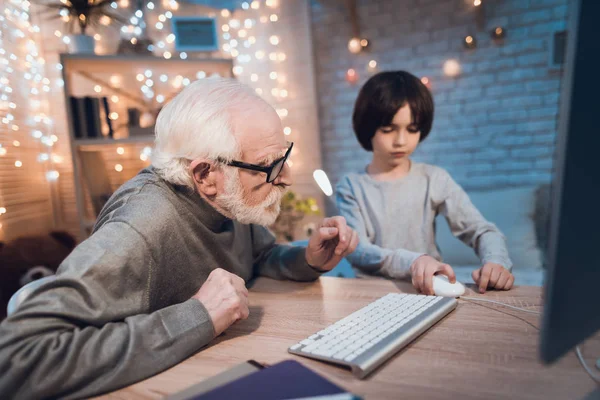 Farfar Och Barnbarn Spelar Spel Datorn Vid Bord — Stockfoto