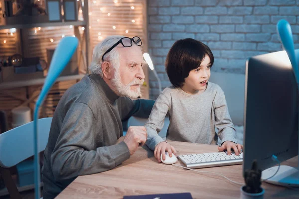 Abuelo Nieto Jugando Juegos Computadora Mesa — Foto de Stock