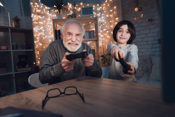 祖父と孫の家庭でビデオ ゲームをプレイ — ストック写真