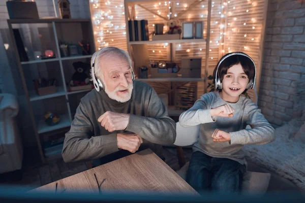 Farfar Och Barnbarn Lyssna Musik Hörlurar Hemma — Stockfoto