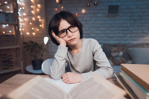 Niño Haciendo Tarea Rodeado Libros Mesa — Foto de Stock