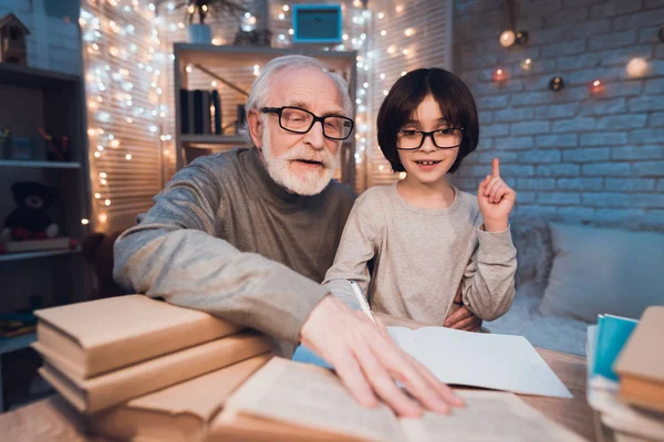 Farfar Att Hjälpa Sonson Gör Läxor Vid Bord — Stockfoto