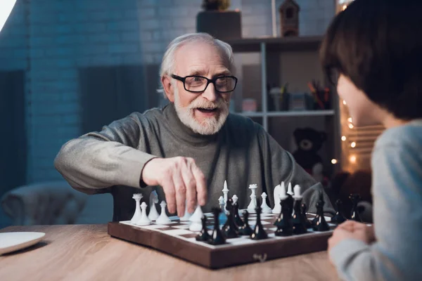 Farfar Och Barnbarn Spelar Schack Tillsammans Bordet Hemma — Stockfoto