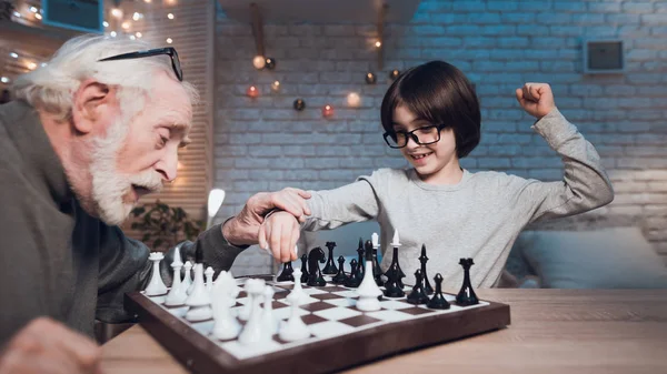 Farfar Och Barnbarn Spelar Schack Tillsammans Bordet Hemma — Stockfoto