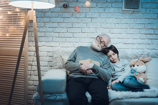 Nonno Nipote Che Dormono Seduti Sul Divano Casa — Foto Stock