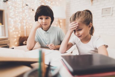 Oturma odasında ödev kardeş