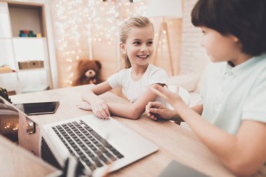 Kız ve erkek kardeşim dizüstü ev ödevi yaparken kullanma