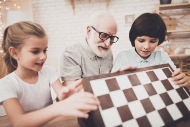Büyükbaba açılış satranç satranç oynayan çocuk eğitimi için