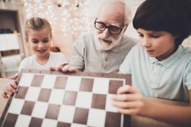 Büyükbaba açılış satranç satranç oynayan çocuk eğitimi için