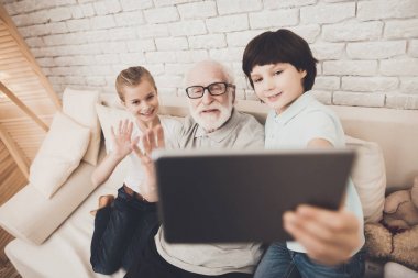 Büyükbaba ve selfie evde tablet üzerinde çekici çocuklar