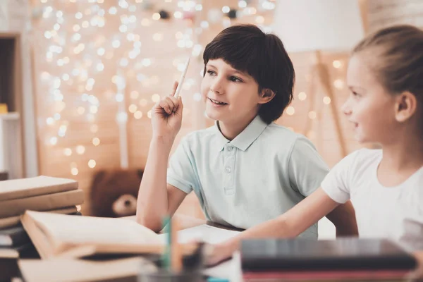 Bror Och Syster Gör Läxor Vardagsrum — Stockfoto