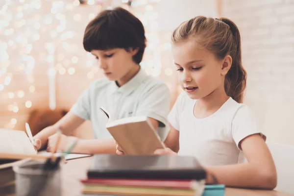 Hermano Hermana Haciendo Tarea Sala Estar — Foto de Stock