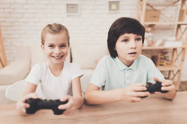 Broer Zus Spelen Van Videospellen Thuis — Stockfoto