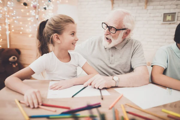 Abuelo Nieto Nieta Dibujando Casa — Foto de Stock