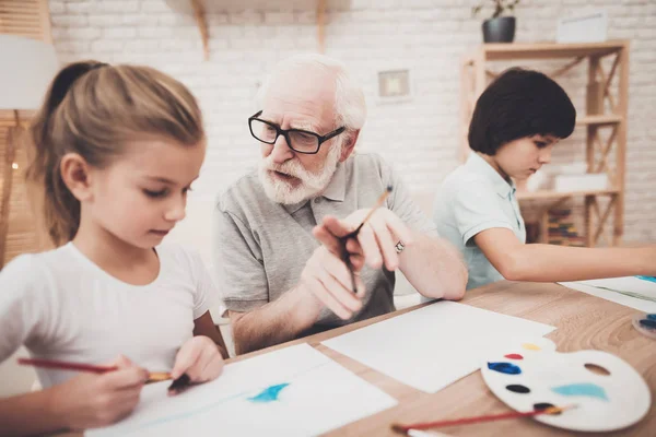 Großvater Enkel Und Enkelin Zeichnen Hause — Stockfoto