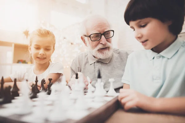 Grandpa Teaching Children Playing Chess — Stock Photo, Image