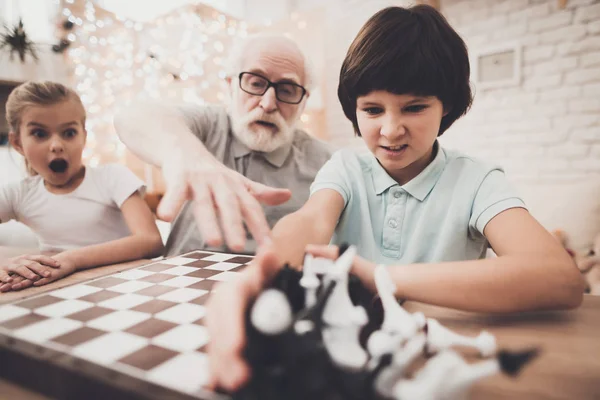 Morfar Lära Barn Spela Schack — Stockfoto