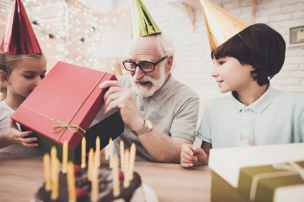 Großvater Enkel Und Enkelin Auf Geburtstagsfeier Mit Geschenken Und Kuchen — Stockfoto