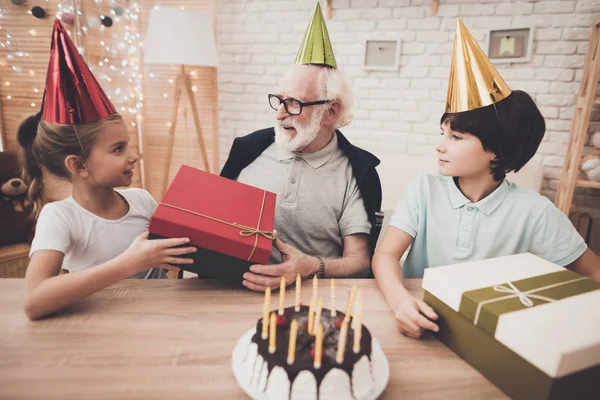 Farfar Sonson Och Sondotter Födelsedagsfest Med Presenter Och Tårta — Stockfoto