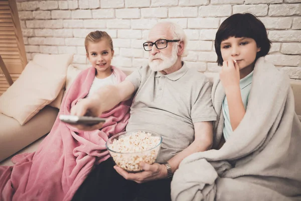 Avô Crianças Comendo Pipocas Assistindo Filme — Fotografia de Stock