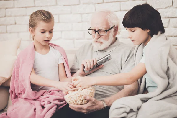 Avô Crianças Comendo Pipocas Assistindo Filme — Fotografia de Stock