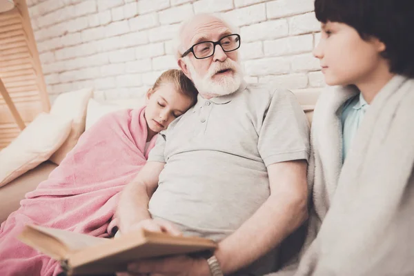 Morfar Läser Bok Med Barn Hemma — Stockfoto