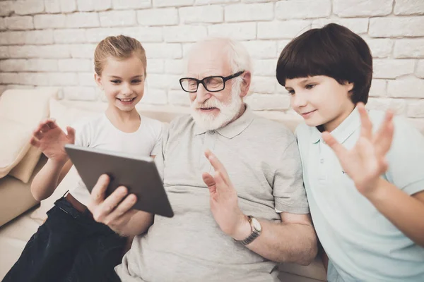 Büyükbaba Selfie Evde Tablet Üzerinde Çekici Çocuklar — Stok fotoğraf