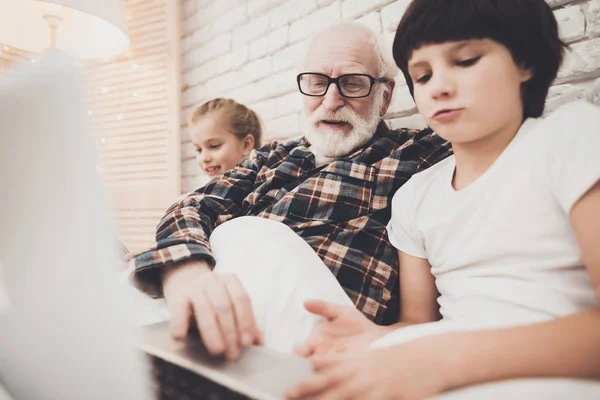 Abuelo Los Niños Acostados Cama Utilizando Ordenador Portátil — Foto de Stock