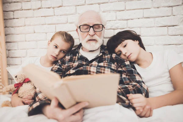 Morfar Läser Bok Med Barn Hemma — Stockfoto