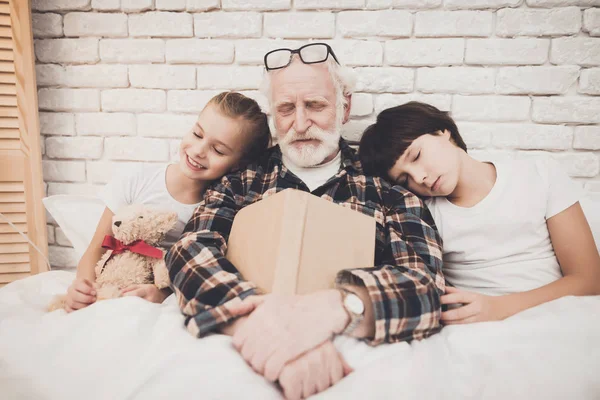 Nagypapa Gyermekek Otthon Kanapén Alszik — Stock Fotó