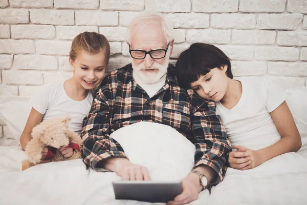 Abuelo Niños Usando Tableta Cama — Foto de Stock