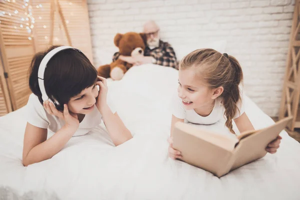 Abuelo Durmiendo Mientras Los Niños Escuchan Música Lectura — Foto de Stock