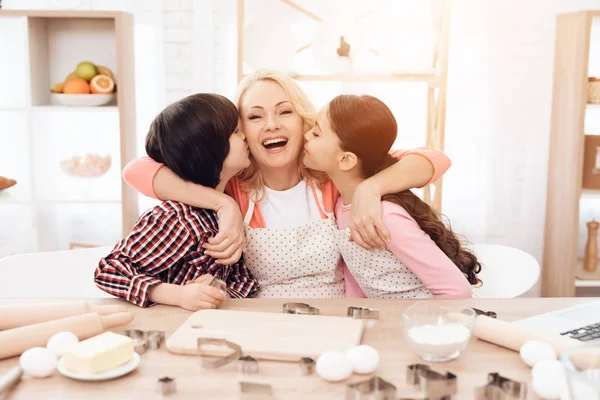 Enkel Küssen Großmutter Beim Plätzchenbacken Der Küche — Stockfoto