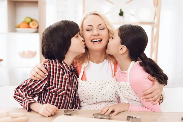 Unoka Nagymama Csókolózás Közben Sütés Cookie Kat Konyha — Stock Fotó