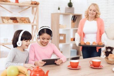 tablet pc kullanarak çocuk iken kek pişmiş büyükanne