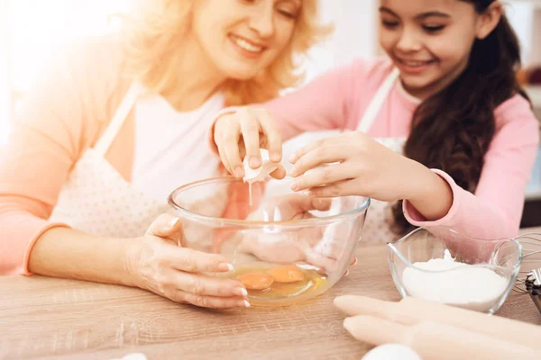 Young Grandmother Teaching Grandchild Breaking Eggs Bowl Kitchen — Stock Photo, Image