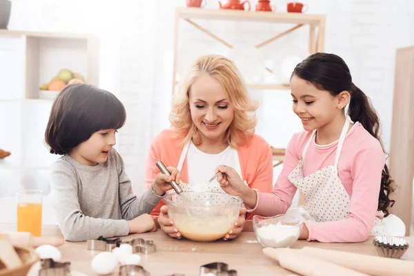 Großmutter Lehrt Enkel Pfannkuchen Kochen Küche — Stockfoto
