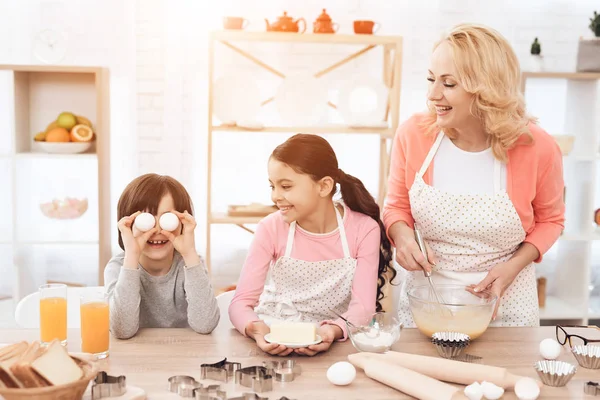 Grandmother Teaching Grandchildren Cooking Pancakes Kitchen — Stock Photo, Image
