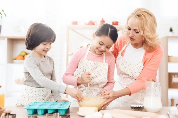 Abuela Enseñando Sus Nietos Cocinar Panqueques Cocina —  Fotos de Stock