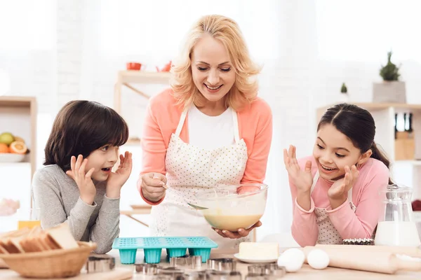 Großmutter Lehrt Enkel Pfannkuchen Kochen Küche — Stockfoto