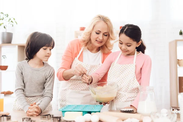 Grandmother Teaching Grandchildren Cooking Pancakes Kitchen — Stock Photo, Image