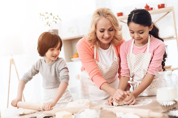 Junge Großmutter Mit Enkeln Beim Plätzchenbacken Der Küche — Stockfoto