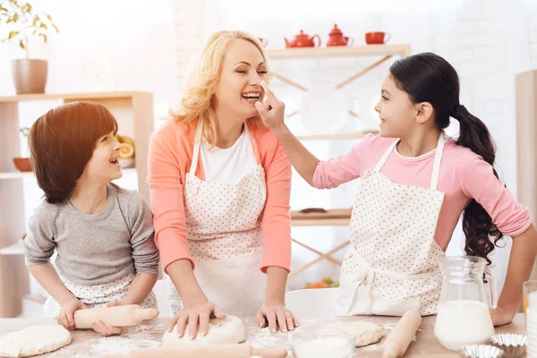 Joven Abuela Con Nietos Divirtiéndose Mientras Preparan Galletas Cocina —  Fotos de Stock