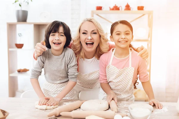 Young Grandmother Grandchildren Having Fun While Preparing Cookies Kitchen — Stock Photo, Image
