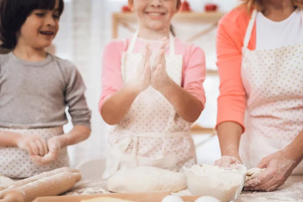 Młody Babcia Wnukami Zabawy Podczas Przygotowywania Plików Cookie Kuchni — Zdjęcie stockowe