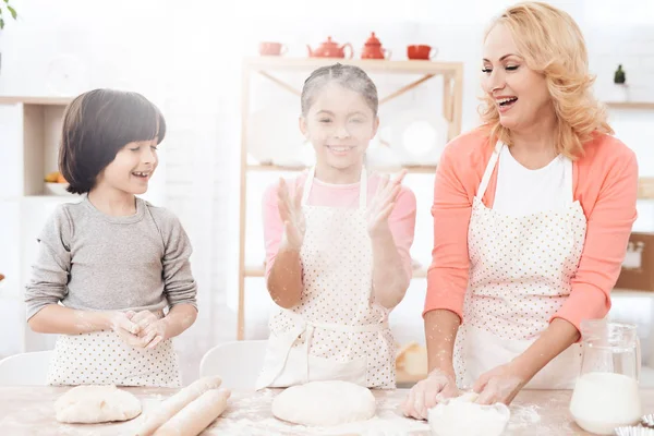 Młody Babcia Wnukami Zabawy Podczas Przygotowywania Plików Cookie Kuchni — Zdjęcie stockowe