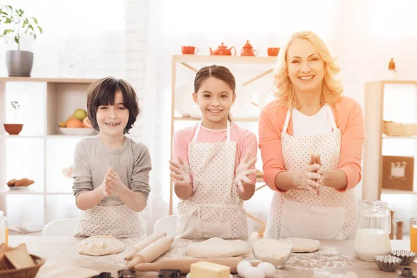 Młody Babcia Wnukami Zabawy Podczas Przygotowywania Plików Cookie Kuchni — Zdjęcie stockowe